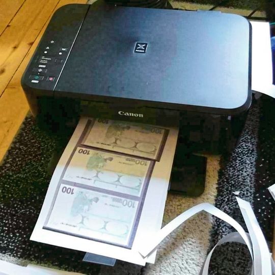 In der Wohnung der Verdächtigen beschlagnahmter Tintenstrahldrucker. In der Wohnung der Verdächtigen beschlagnahmter Tintenstrahldrucker.