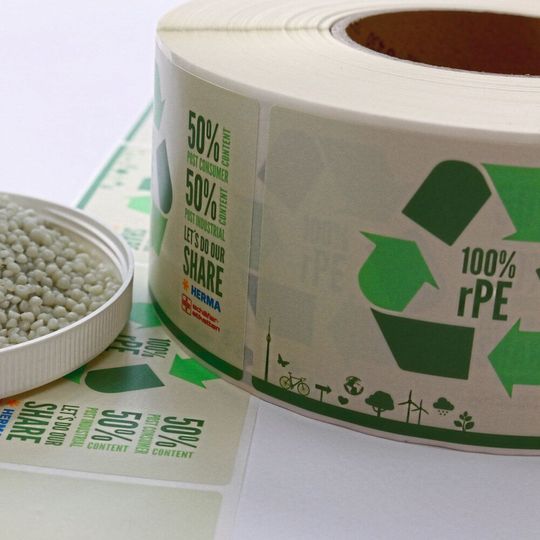 Das PE-Folienetikett besteht zu 100 % aus Recyclat. Das PE-Folienetikett besteht zu 100 % aus Recyclat.