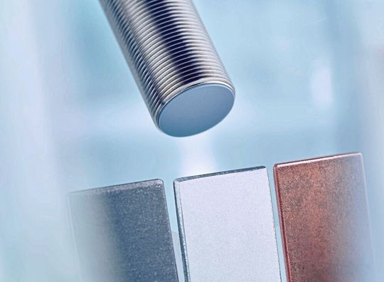 Induktive Näherungsschalter und Abstandssensoren von Baumer ohne Reduktionsfaktor auf verschiedene Metalle.
