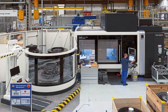 For MTU Maintenance Hannover, the DMC 210 FD is a quantum leap in the processing of aircraft engine components. Installation is carried out in a pit so that floor space requirements are minimised and the working space is easily accessible. For MTU Maintenance Hannover, the DMC 210 FD is a quantum leap in the processing of aircraft engine components. Installation is carried out in a pit so that floor space requirements are minimised and the working space is easily accessible.