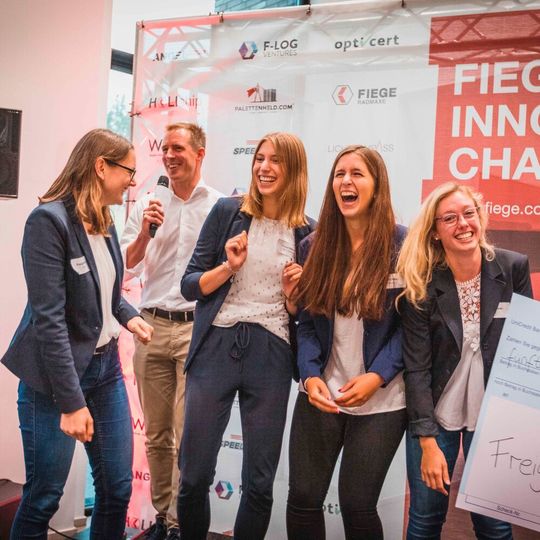 Gegen 66 Teilnehmer konnten sich die glücklichen Sieger der Fiege-Innovation-Challenge durchsetzen. Gegen 66 Teilnehmer konnten sich die glücklichen Sieger der Fiege-Innovation-Challenge durchsetzen.