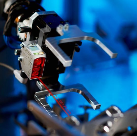 Der kompakte Abstandssensor FT 55-RLAM detektiert Oberflächen von schwarz bis glänzend. Ein Merkmal ist auch das große LCD-Display. Der Sensor eignet sich für unterschiedlichste Anwendungen im Maschinenbau, der Automobil-, Kunststoff-, Verpackungsindustrie oder Roboterapplikationen. Der kompakte Abstandssensor FT 55-RLAM detektiert Oberflächen von schwarz bis glänzend. Ein Merkmal ist auch das große LCD-Display. Der Sensor eignet sich für unterschiedlichste Anwendungen im Maschinenbau, der Automobil-, Kunststoff-, Verpackungsindustrie oder Roboterapplikationen.