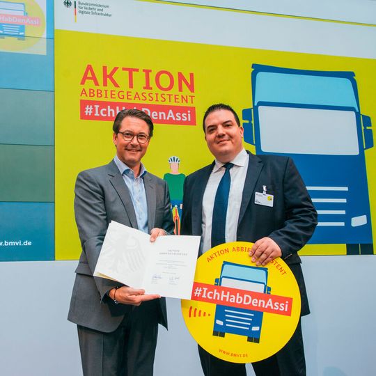 Bundesverkehrsminister Andreas Scheuer (l.) ernennt Tevex-Geschäftsführer Dirk Mutlak zum Partner. Bundesverkehrsminister Andreas Scheuer (l.) ernennt Tevex-Geschäftsführer Dirk Mutlak zum Partner.