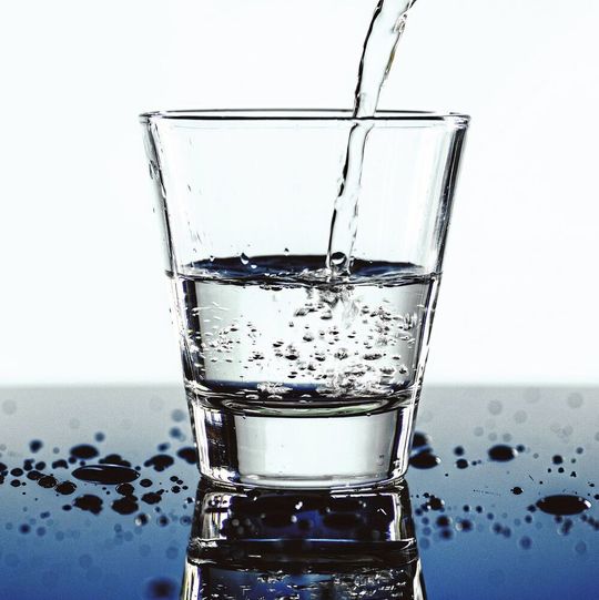 Trinkwasser ist kostbar – und längst nicht jedem auf der Welt frei zugänglich. Trinkwasser ist kostbar – und längst nicht jedem auf der Welt frei zugänglich.