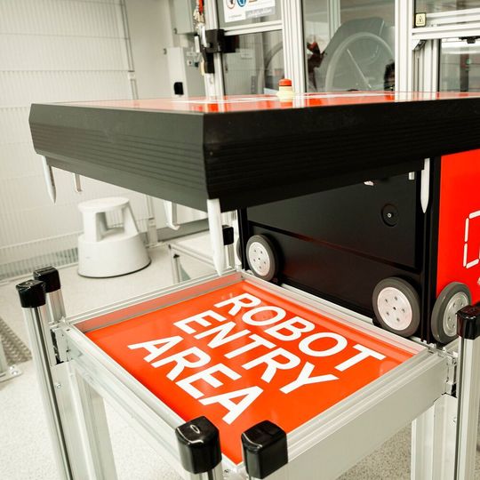 Die Roboter für den Behältertransport sind batteriebetrieben und laden sich bei Bedarf selbstständig auf. Die Roboter für den Behältertransport sind batteriebetrieben und laden sich bei Bedarf selbstständig auf.