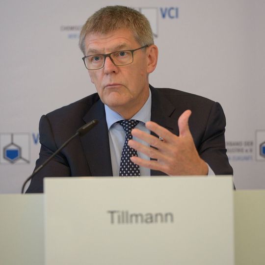 EID-Sprecher Utz Tillmann: „Neue Modelle für einen separaten CO2-Preis für Verkehr und Gebäude können sinnvoll sein, um auch in diesen Sektoren mehr Klimaschutz zu erreichen. Sie dürfen aber nicht zum Jobkiller in anderen Bereichen werden." EID-Sprecher Utz Tillmann: „Neue Modelle für einen separaten CO2-Preis für Verkehr und Gebäude können sinnvoll sein, um auch in diesen Sektoren mehr Klimaschutz zu erreichen. Sie dürfen aber nicht zum Jobkiller in anderen Bereichen werden."