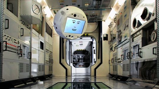 An Bord der ISS schwebt der kugelförmige Roboter mit der Größe und Form eines Medizinballs trotz seiner fünf Kilo Gewicht schwerelos im Raum.