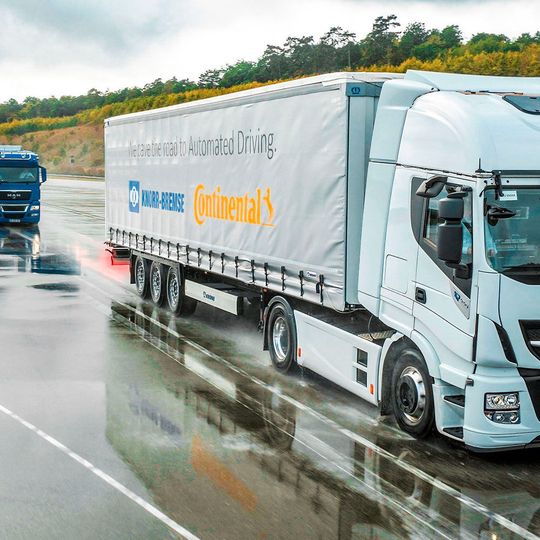 Mit dem Platooning-Demonstrator lassen sich zentrale Fahrfunktionen demonstrieren, auch - wie hier im Bild - eine Notbremsung im Verbund. Mit dem Platooning-Demonstrator lassen sich zentrale Fahrfunktionen demonstrieren, auch - wie hier im Bild - eine Notbremsung im Verbund.