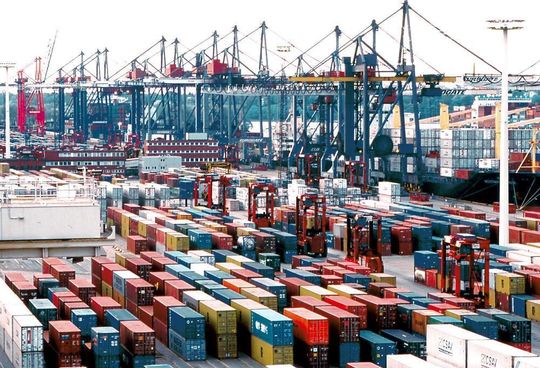 Container-Boom – nicht nur an der Waterkant, sondern auch im Hinterland: Die HHLA-Gesellschaften haben ihr Umschlagsvolumen auf 7,2 Mio. TEU erhöht, der Container-Hinterlandsverkehr stieg auf 1,7 Mio. TEU.Bild: HHLA Container-Boom – nicht nur an der Waterkant, sondern auch im Hinterland: Die HHLA-Gesellschaften haben ihr Umschlagsvolumen auf 7,2 Mio. TEU erhöht, der Container-Hinterlandsverkehr stieg auf 1,7 Mio. TEU.Bild: HHLA
