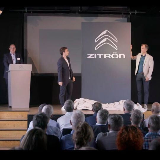 Geschäftsführer Wolfgang Schlimme stellte die Namensänderung von Citroën in Zitrön vor. Geschäftsführer Wolfgang Schlimme stellte die Namensänderung von Citroën in Zitrön vor.