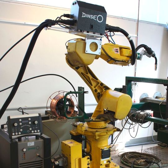 Der Fanuc Roboter M-6i von 2001 mit DINSE Schweißequipment bestehend aus MIG/MAG Stromquelle DIX PI 400, Drahtvorschub WF 50, Sicherheitsabschaltung SAS 100, Schweißgarnitur DIX METZ 600 und dem flüssiggekühlten Schweißbrenner METZ 522. Der Fanuc Roboter M-6i von 2001 mit DINSE Schweißequipment bestehend aus MIG/MAG Stromquelle DIX PI 400, Drahtvorschub WF 50, Sicherheitsabschaltung SAS 100, Schweißgarnitur DIX METZ 600 und dem flüssiggekühlten Schweißbrenner METZ 522.
