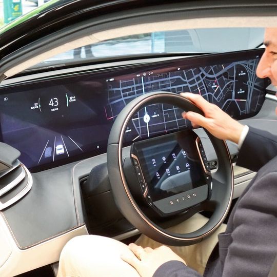 Das 48 Zoll große Display unterscheidet den Byton M-Byte deutlich von der Konkurrenz. Das 48 Zoll große Display unterscheidet den Byton M-Byte deutlich von der Konkurrenz.