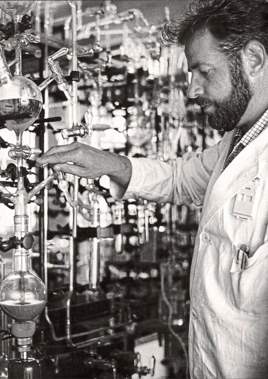 Mit ausgefeilten Analysen rückten die Wissenschaftler – im Bild Bernhard Spettel vom Mainzer Max-Planck-Institut für Chemie – dem extraterrestrischen Material zu Leibe.