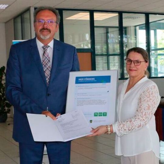 Staatssekretär Stefan Brangs überreicht Gabriela Msuya, Geschäftsführerin Kfz-Innung Region Dresden, einen Fördermittelbescheid. Staatssekretär Stefan Brangs überreicht Gabriela Msuya, Geschäftsführerin Kfz-Innung Region Dresden, einen Fördermittelbescheid.