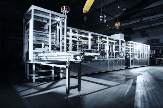 Lineartakter mit zwei integrierten Lasern und insgesamt 36 Stationen: Bei zwölf Takten pro Minute werden auf zwei Bahnen rund zehn Millionen Diagnose-Cartridges pro Jahr für ein automatisches Laborsystem gefertigt. Lineartakter mit zwei integrierten Lasern und insgesamt 36 Stationen: Bei zwölf Takten pro Minute werden auf zwei Bahnen rund zehn Millionen Diagnose-Cartridges pro Jahr für ein automatisches Laborsystem gefertigt.