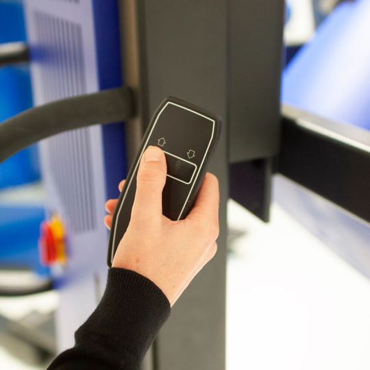 Anwender können den Fasslifter über eine flexible Fernbedienung steuern und müssen nicht, wie beim manuellen Hubvorgang üblich, hinter dem Gerät stehen. Anwender können den Fasslifter über eine flexible Fernbedienung steuern und müssen nicht, wie beim manuellen Hubvorgang üblich, hinter dem Gerät stehen.