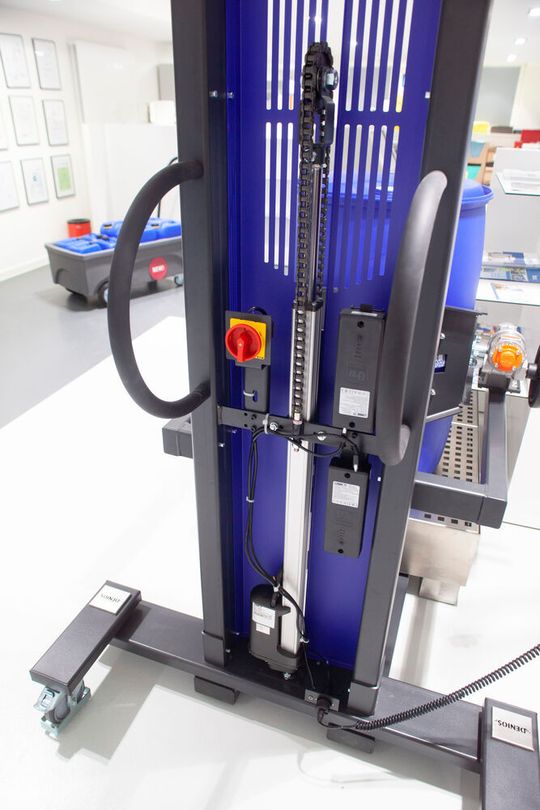 Bei dem kompakt designten Fasslifter „Secu Drive“ ist der Linearantrieb LA36 von Linak einfach integriert.