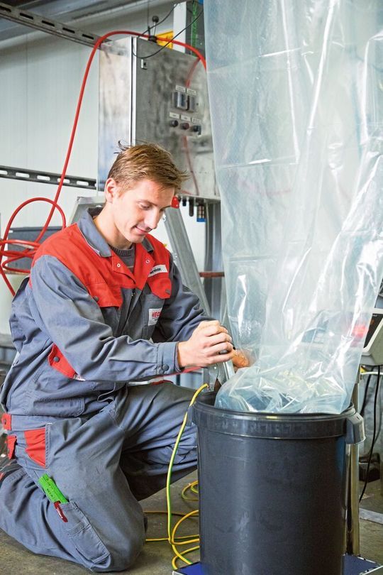 Im Technikum testen Sebastian Wiesenbart, Leiter Automatisierungstechnik bei Hecht, und seine Kollegen das Verhalten von Schüttgütern. Im Technikum testen Sebastian Wiesenbart, Leiter Automatisierungstechnik bei Hecht, und seine Kollegen das Verhalten von Schüttgütern.