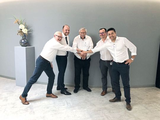 Freuen sich auf eine gute Zusammenarbeit (von links): Christian Otto (Nabtesco), Jürg Fürst (Balance Drive), Stefan Schoen (Balance Drive), Daniel Obladen und Carlos Rivera (beide Nabtesco). Freuen sich auf eine gute Zusammenarbeit (von links): Christian Otto (Nabtesco), Jürg Fürst (Balance Drive), Stefan Schoen (Balance Drive), Daniel Obladen und Carlos Rivera (beide Nabtesco).