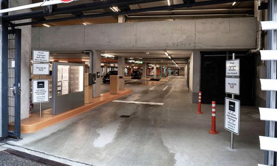 Die Selbstparkfunktion wird per Smartphone-App aktiviert, woraufhin sich das Auto selbstständig und Schrittgeschwindigkeit zu einer freien Parklücke bewegt. Die Insassen können sich unterdessen auf den Weg zu ihrem eigentlichen Ziel machen.