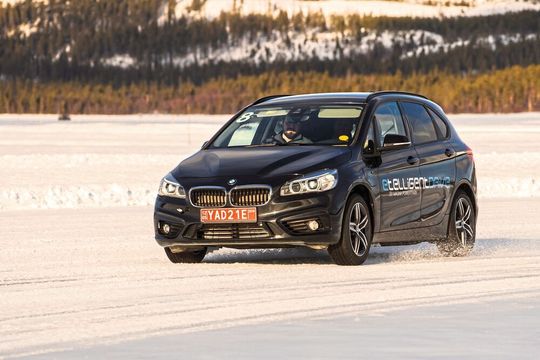 Der Hybridantrieb des Magna „E2“ besteht aus einem DKG mit EM in P2.5-Anordnung sowie einer E-Achse hinten. Der Nutzen: weniger Verbrauch, mehr Traktion und hohe Agilität trotz des Mehrgewichts.