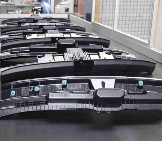 Bei Karl Etzel werden täglich 60 t Kunststoffgranulat verarbeitet. Zwei Drittel der Bauteile sind für den Automobilbau (im Bild sind Verkleidungen für die Ladekante eines Kofferraums zu sehen). Etzel setzt dabei besonders auf energieeffiziente Spritzgießmaschinen von Wittmann Battenfeld aus der Power-Serie und widmet sich dabei auch dem Mehrkomponenten-Spritzguss und dem Cellmould-Schäumen. Bei Karl Etzel werden täglich 60 t Kunststoffgranulat verarbeitet. Zwei Drittel der Bauteile sind für den Automobilbau (im Bild sind Verkleidungen für die Ladekante eines Kofferraums zu sehen). Etzel setzt dabei besonders auf energieeffiziente Spritzgießmaschinen von Wittmann Battenfeld aus der Power-Serie und widmet sich dabei auch dem Mehrkomponenten-Spritzguss und dem Cellmould-Schäumen.