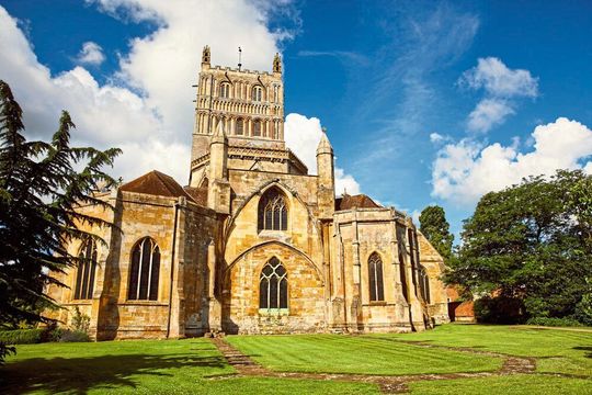 Eine wahre Herausforderung war es, den O-Ring um die mittelalterliche Abtei Tewkesbury zu legen.