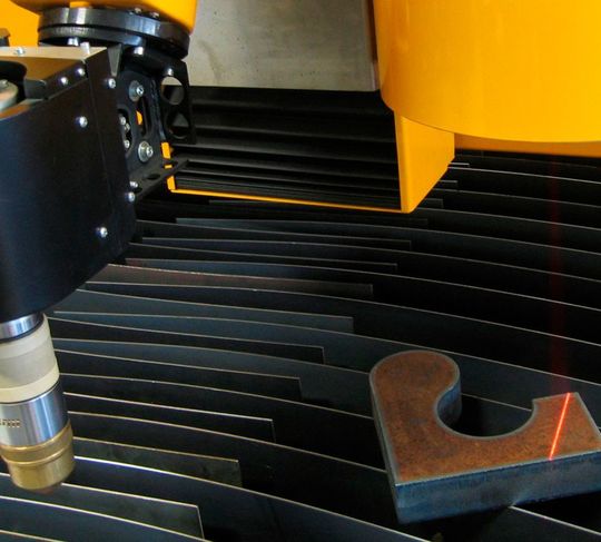 An bereits auf irgend eine Art und Weise geschnittenen Bauteilen können mit der neuen Funktion ABP (Additional Beveling Process) von Microstep Fasen jetzt auch im Nachgang angearbeitet werden. Ein integrierter Scanner (rechts im Bild der rote Leuchtstrich) erkennt dabei die exakte Position des Teils auf dem Arbeitstisch, heißt es. An bereits auf irgend eine Art und Weise geschnittenen Bauteilen können mit der neuen Funktion ABP (Additional Beveling Process) von Microstep Fasen jetzt auch im Nachgang angearbeitet werden. Ein integrierter Scanner (rechts im Bild der rote Leuchtstrich) erkennt dabei die exakte Position des Teils auf dem Arbeitstisch, heißt es.