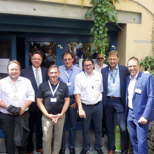 Dirk-Jan Bösinger (r., Arrow ECS) mit seinen Diskussionspartnern im IoT-Hub Dirk-Jan Bösinger (r., Arrow ECS) mit seinen Diskussionspartnern im IoT-Hub