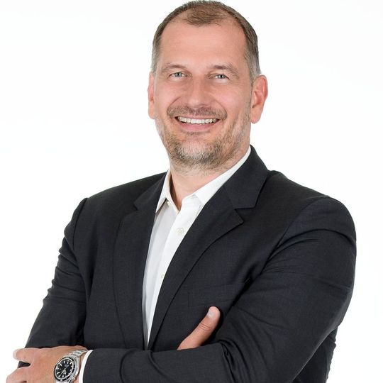 Larry Terwey ist bei A1 Digital neu an Bord und verantwortet die Sales-Aktivitäten in Deutschland. Larry Terwey ist bei A1 Digital neu an Bord und verantwortet die Sales-Aktivitäten in Deutschland.