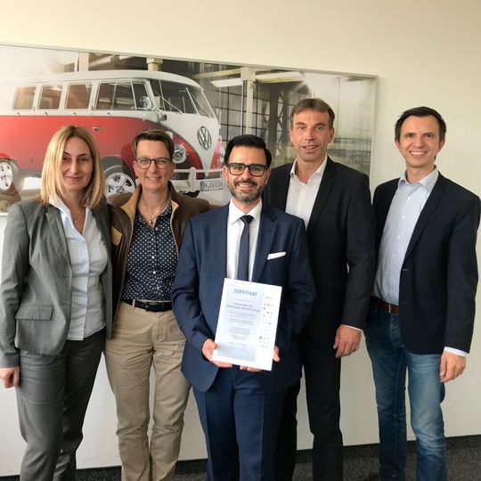 Übergabe der Zertifikate an die Trainingsverantwortlichen von VW Nfz. Übergabe der Zertifikate an die Trainingsverantwortlichen von VW Nfz.
