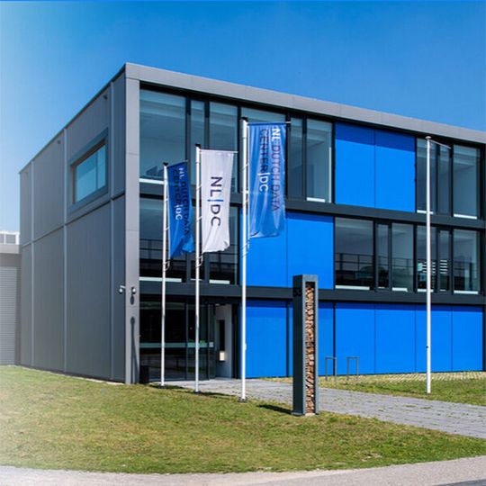Das Eindhoverner NLDC-Rechenzentrum wurde Ende 2018 mit dem BREEAM Nachhaltigkeitszeichen ausgezeichnet. BREEAM steht für Building Research Establishment Environmental Assessment Method und ist eine Methode zur Bewertung der Nachhaltigkeitsleistung von Gebäuden. Das Eindhoverner NLDC-Rechenzentrum wurde Ende 2018 mit dem BREEAM Nachhaltigkeitszeichen ausgezeichnet. BREEAM steht für Building Research Establishment Environmental Assessment Method und ist eine Methode zur Bewertung der Nachhaltigkeitsleistung von Gebäuden.