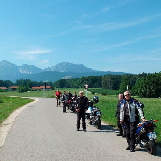 Gruppe 4 unterwegs: Motorradtour und Sonnenschein, mehr braucht man nicht zum Glücklichsein... Gruppe 4 unterwegs: Motorradtour und Sonnenschein, mehr braucht man nicht zum Glücklichsein...