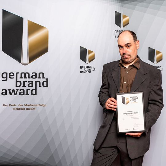 Marcel Pfeiffer, Leitung Design & Marke bei der Zimmer Group mit dem German Brand Award. Marcel Pfeiffer, Leitung Design & Marke bei der Zimmer Group mit dem German Brand Award.
