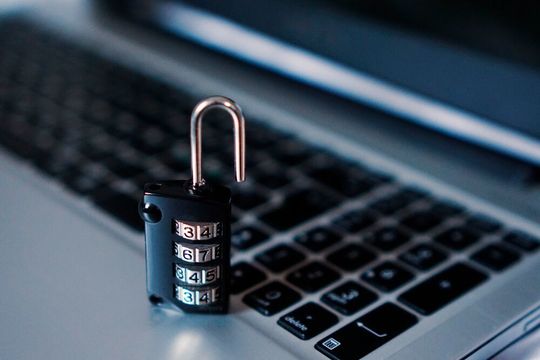 Ein extern für Siemens arbeitender Programmierer baute gezielt Malware in seinen Code ein, um weiterhin von Siemens Aufträge zu bekommen. Das Unternehmen spricht von Sabotage - aber was war die Software letztlich wert? Ein extern für Siemens arbeitender Programmierer baute gezielt Malware in seinen Code ein, um weiterhin von Siemens Aufträge zu bekommen. Das Unternehmen spricht von Sabotage - aber was war die Software letztlich wert?