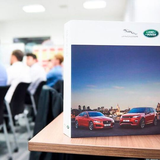 Glasurit und Jaguar Land Rover Europe bietet künftig ein Body & Repair Programm für K&L-Betriebe an. Glasurit und Jaguar Land Rover Europe bietet künftig ein Body & Repair Programm für K&L-Betriebe an.
