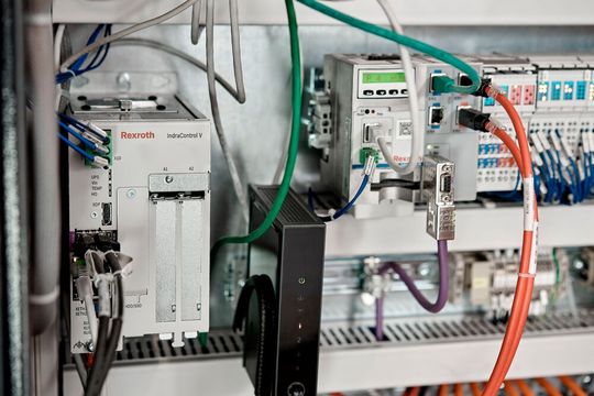 Mit der MTX advanced kann Mikron bis zu 250 Achsen mit einer Steuerungs-Hardware regeln. Das bietet Freiraum, um auch größere Fertigungssysteme auszurüsten. Mit der MTX advanced kann Mikron bis zu 250 Achsen mit einer Steuerungs-Hardware regeln. Das bietet Freiraum, um auch größere Fertigungssysteme auszurüsten.