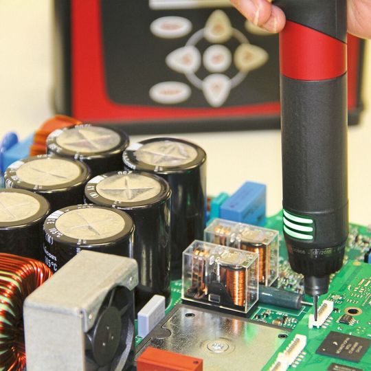 Prozesssicher lassen sich elektromechanische und elektronische Bauteile unter anderem für die Elektromobilität sowie die Luft- und Raumfahrt mit Kleinst-Elektroschraubern montieren, die mit statischen Drehmomentaufnehmern auf ihre Funktion und Genauigkeit geprüft sind. Prozesssicher lassen sich elektromechanische und elektronische Bauteile unter anderem für die Elektromobilität sowie die Luft- und Raumfahrt mit Kleinst-Elektroschraubern montieren, die mit statischen Drehmomentaufnehmern auf ihre Funktion und Genauigkeit geprüft sind.
