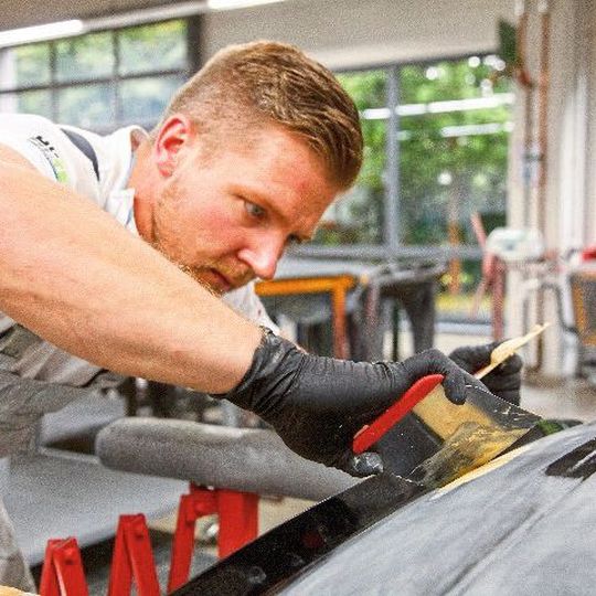 Ein Untergrund, der ohne Fehlstellen vorbehandelt wird, ist der Schlüssel zu einem sauberen Lackaufbau und einem glänzenden Reparaturergebnis. Ein Untergrund, der ohne Fehlstellen vorbehandelt wird, ist der Schlüssel zu einem sauberen Lackaufbau und einem glänzenden Reparaturergebnis.
