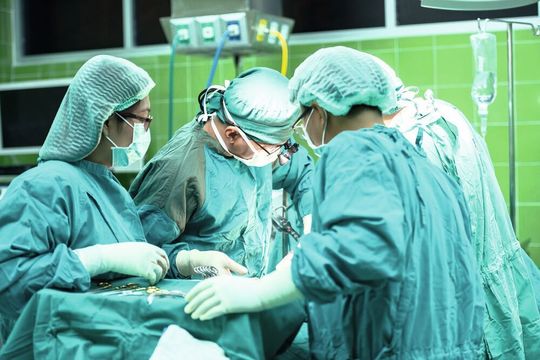 Die Deutsche Gesellschaft für Unfallchirurgie (DGU) hat ein Notfall-OP-Set zusammengestellt, das speziell auf lebensrettende Notfalloperationen zur Versorgung von sogenannten Höhlenblutungen ausgerichtet ist. Die Deutsche Gesellschaft für Unfallchirurgie (DGU) hat ein Notfall-OP-Set zusammengestellt, das speziell auf lebensrettende Notfalloperationen zur Versorgung von sogenannten Höhlenblutungen ausgerichtet ist.