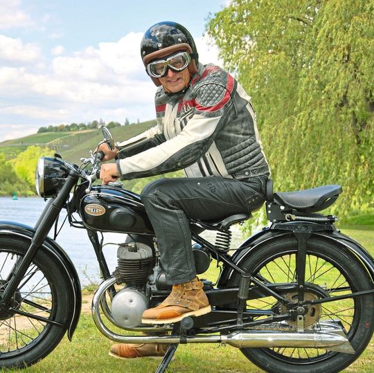 Es warten traumhafte Oldtimerstrecken im Herzen Mainfrankens: Lifestyle mit Bike, Wein und Businessesprit. Es warten traumhafte Oldtimerstrecken im Herzen Mainfrankens: Lifestyle mit Bike, Wein und Businessesprit.