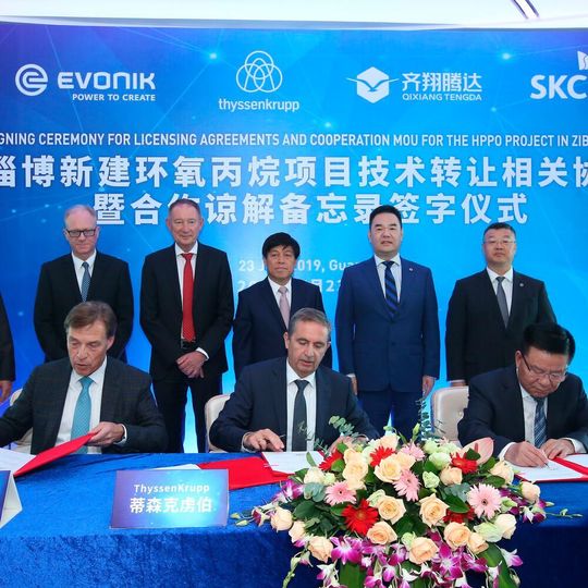 Evonik und Thyssenkrupp Industrial Solutions lizenzieren die HPPO-Technologie zur Herstellung von Propylenoxid an Zibo Qixiang Tengda Chemical. Evonik und Thyssenkrupp Industrial Solutions lizenzieren die HPPO-Technologie zur Herstellung von Propylenoxid an Zibo Qixiang Tengda Chemical.