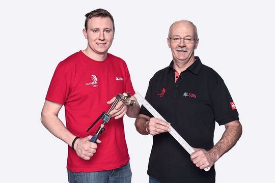 Rémy Mornod, meilleur suisse de sa branche, et son préparateur Philippe Renevey avant les WorldSkills 2019 de Kazan.