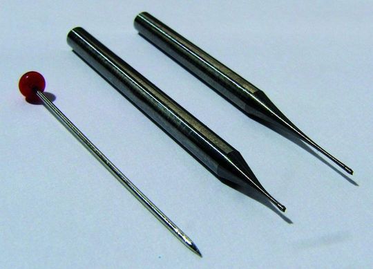 Vergleich zweier Mikroschaftfräser mit einer Stecknadel.Bilder: Schauer Vergleich zweier Mikroschaftfräser mit einer Stecknadel.Bilder: Schauer