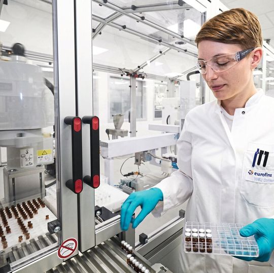 Abb.1: Robotik-Lösungen von ABB unterstützen Labormitarbeiter bei der Probenanalyse. Abb.1: Robotik-Lösungen von ABB unterstützen Labormitarbeiter bei der Probenanalyse.