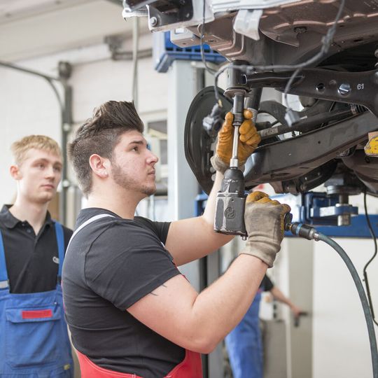 Autoberufe sind bei jungen Leuten weiter beliebt. Dennoch sehen viele die Zukunft der Branche kritisch. Autoberufe sind bei jungen Leuten weiter beliebt. Dennoch sehen viele die Zukunft der Branche kritisch.