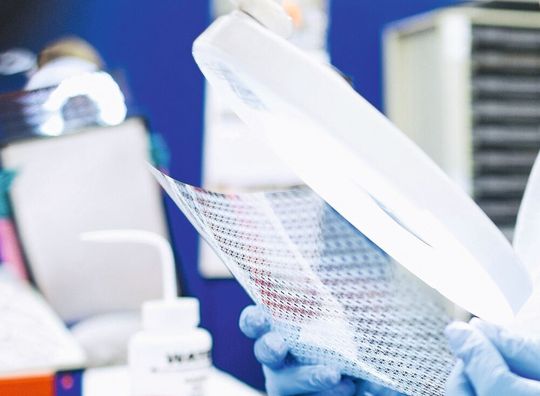 Medizin-OEMs greifen für zahlreiche Produkte, einschließlich Schädelimplantaten, Herzschrittmacherteilen, Mikroteilen (Steckverbindern, Kontakten, Federn und Netzen für Hörgeräte) und medizinischen Geräten wie Knochensägen für Knie- und Hüftimplantate, auf das fotochemische Ätzen zurück. Medizin-OEMs greifen für zahlreiche Produkte, einschließlich Schädelimplantaten, Herzschrittmacherteilen, Mikroteilen (Steckverbindern, Kontakten, Federn und Netzen für Hörgeräte) und medizinischen Geräten wie Knochensägen für Knie- und Hüftimplantate, auf das fotochemische Ätzen zurück.