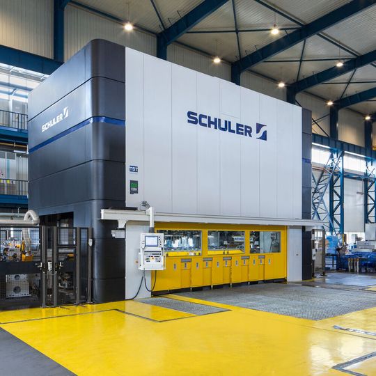 Genauer und effizienter: Statt auf hydraulischen fertigt der Schweizer Hausgerätehersteller V-ZUG AG künftig seine Blechteile auf einer servohydraulischen Presse Twin-Servo von Schuler. Genauer und effizienter: Statt auf hydraulischen fertigt der Schweizer Hausgerätehersteller V-ZUG AG künftig seine Blechteile auf einer servohydraulischen Presse Twin-Servo von Schuler.