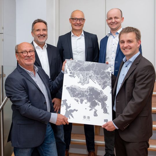 Generationswechsel bei Elektrosil (v.l.n.r.): Manfredo Mirabella-Greco, Ralf Häußler und Eduard Lucke übergaben die Geschicke der Firma an Hendrik Niemann und Hannes Collenburg. Generationswechsel bei Elektrosil (v.l.n.r.): Manfredo Mirabella-Greco, Ralf Häußler und Eduard Lucke übergaben die Geschicke der Firma an Hendrik Niemann und Hannes Collenburg.