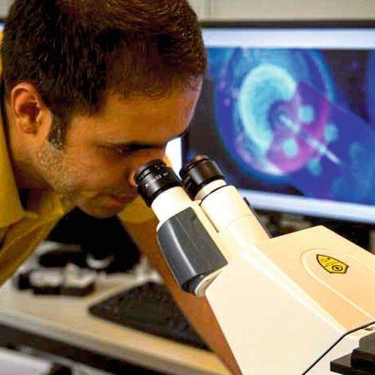 Biophysiker Morteza Aramesh bei der Arbeit am Mikroskop. Seine Methode misst die Signalstoffe von Zellen auf ganz neue Art. Biophysiker Morteza Aramesh bei der Arbeit am Mikroskop. Seine Methode misst die Signalstoffe von Zellen auf ganz neue Art.